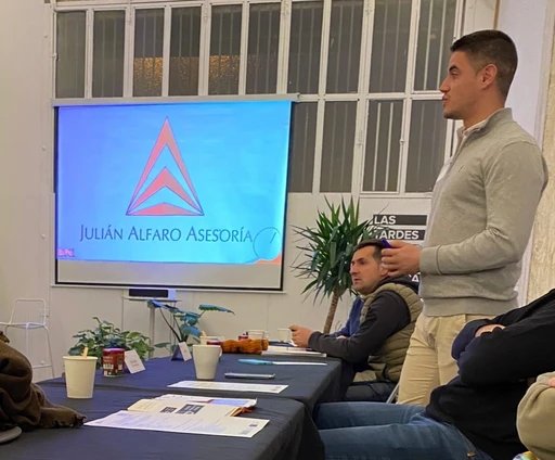 Equipo de asesores trabajando